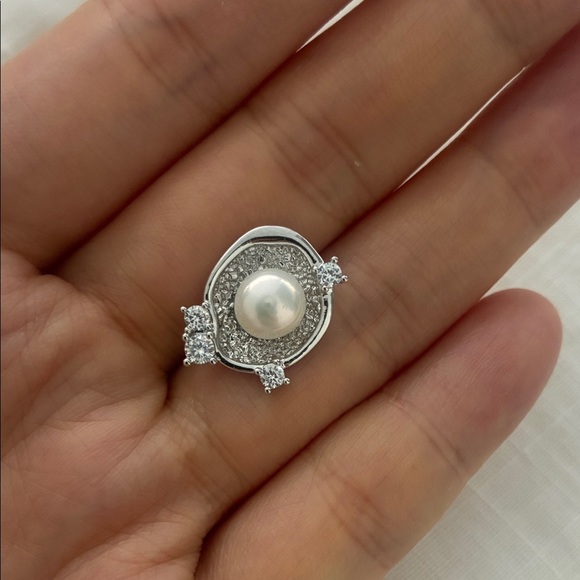 Elegant Silver Pearl Earrings - Picture 5 of 7